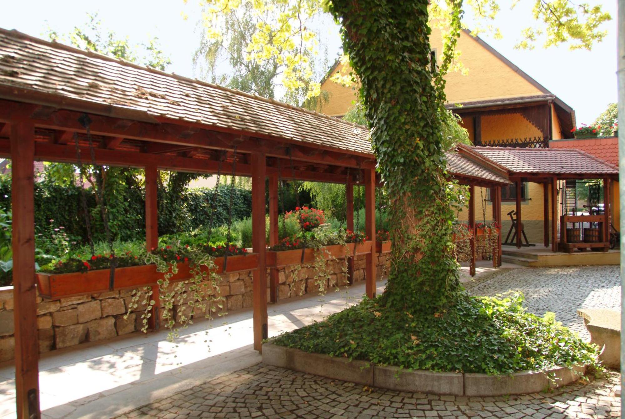 Hotel Leicht Biebelried Exterior photo